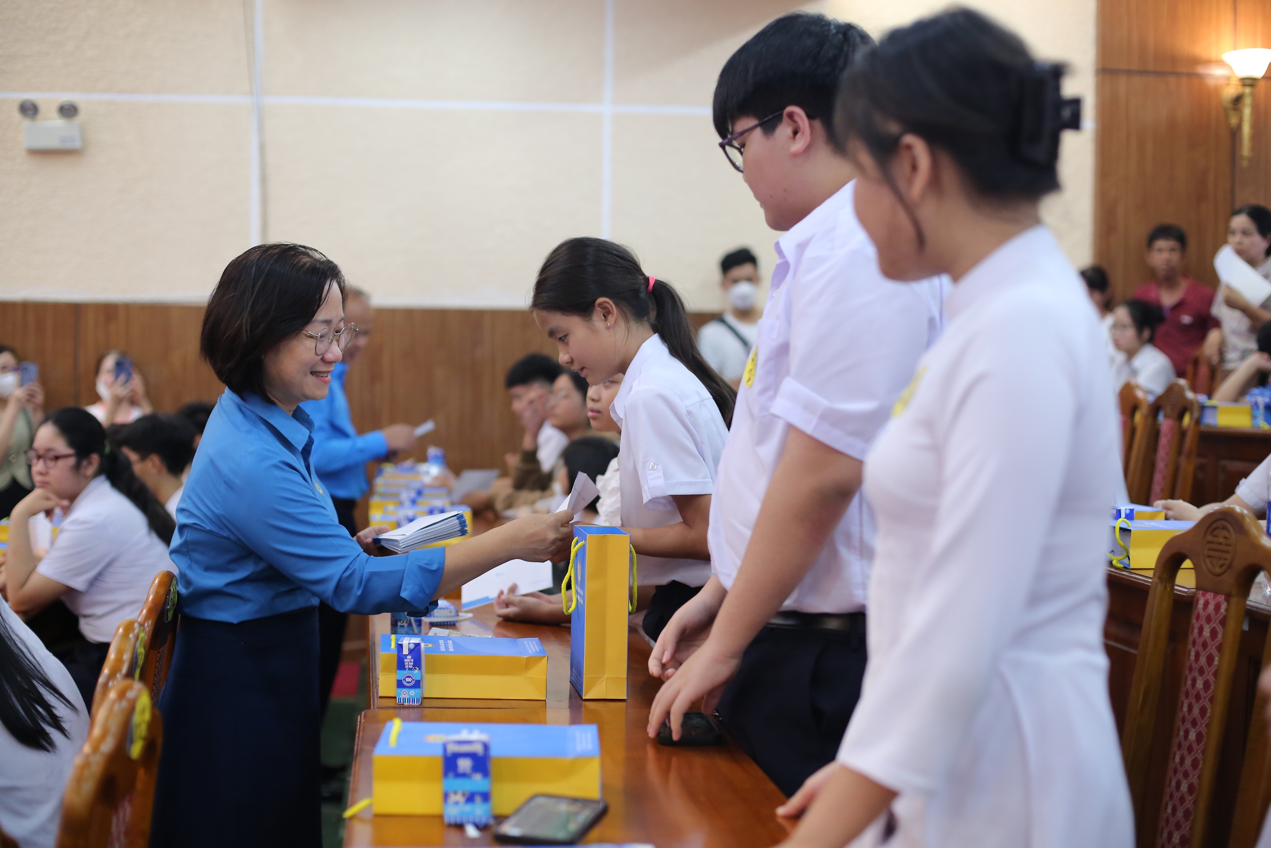 Đ&agrave; Nẵng: Gần nửa tỉ đồng khen thưởng con đo&agrave;n vi&ecirc;n học giỏi- Ảnh 1.