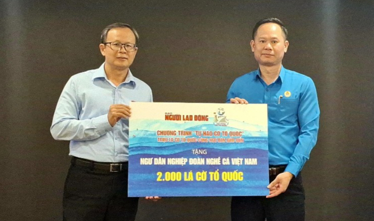 B&aacute;o Người Lao Động trao tặng 2.000 l&aacute; cờ Tổ quốc cho Nghiệp đo&agrave;n Nghề c&aacute; Việt Nam- Ảnh 1.