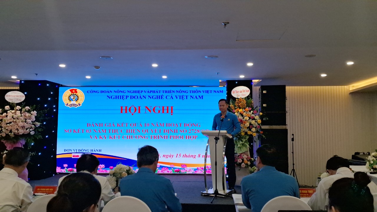 B&aacute;o Người Lao Động trao tặng 2.000 l&aacute; cờ Tổ quốc cho Nghiệp đo&agrave;n Nghề c&aacute; Việt Nam- Ảnh 2.
