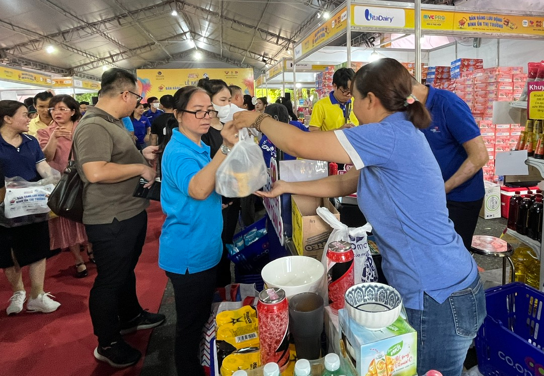 Nhiều c&ocirc;ng nh&acirc;n bất ngờ khi hoa hậu tham gia b&aacute;n h&agrave;ng giảm gi&aacute; - Ảnh 4.