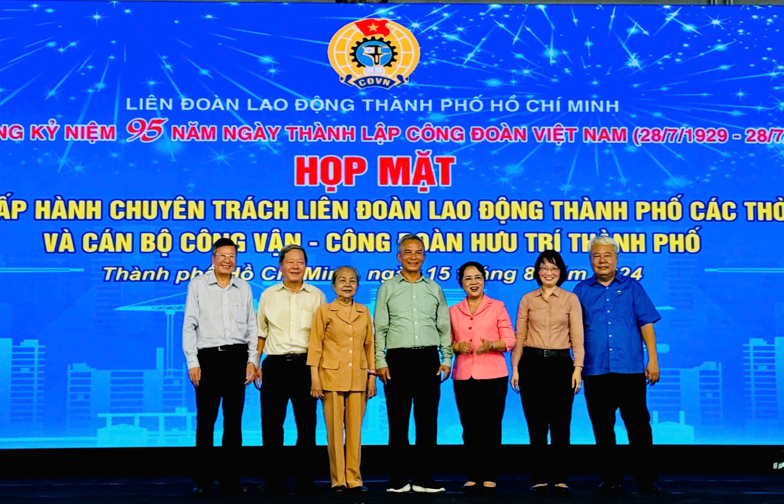 Họp mặt 500 c&aacute;n bộ C&ocirc;ng đo&agrave;n, C&ocirc;ng vận hưu tr&iacute;- Ảnh 1.