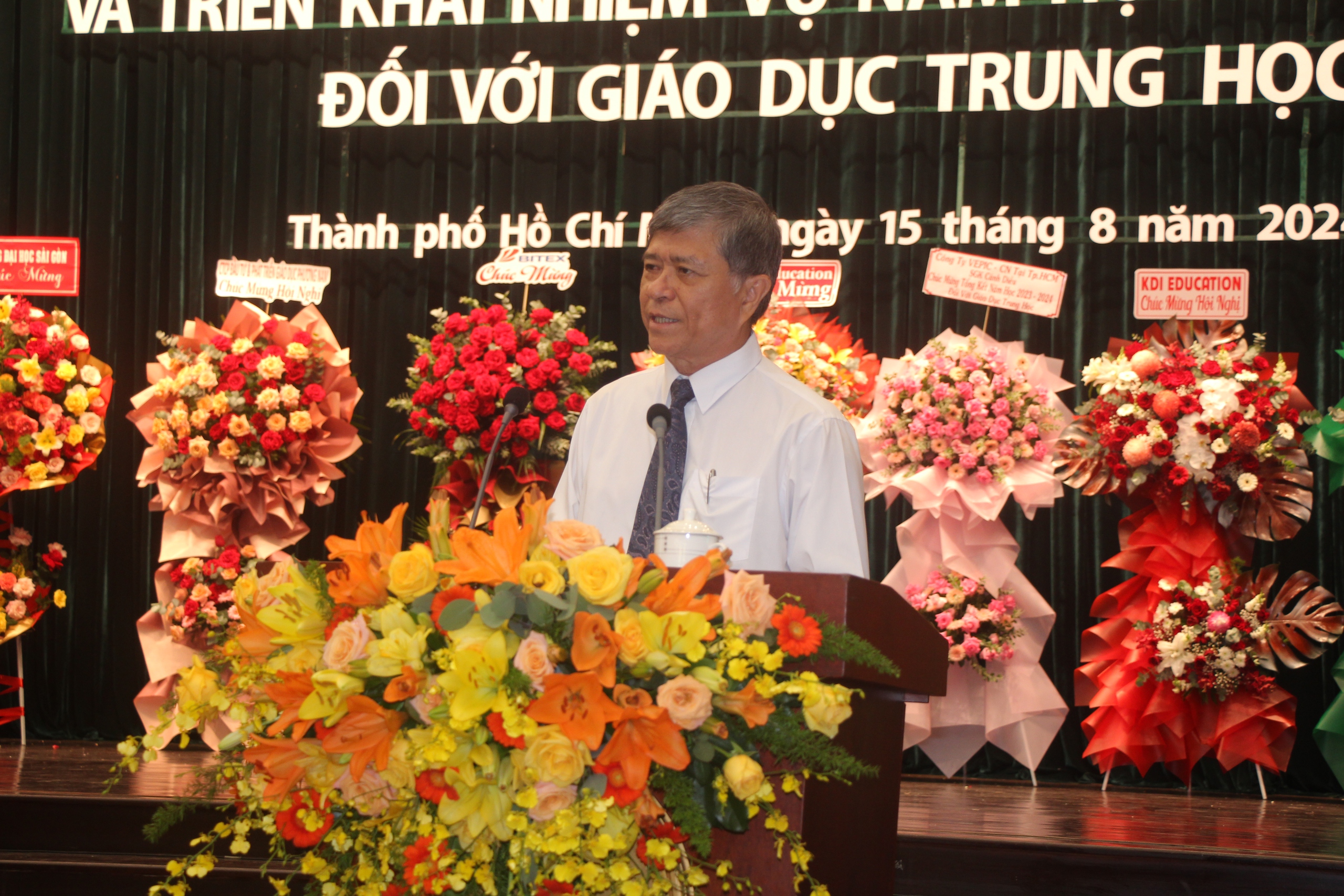 Gi&aacute;m đốc Sở GD-ĐT TP HCM lưu &yacute; n&oacute;ng đến c&aacute;c hiệu trưởng về &ldquo;việc kh&ocirc;ng được l&agrave;m&rdquo; trong năm học mới - Ảnh 1.