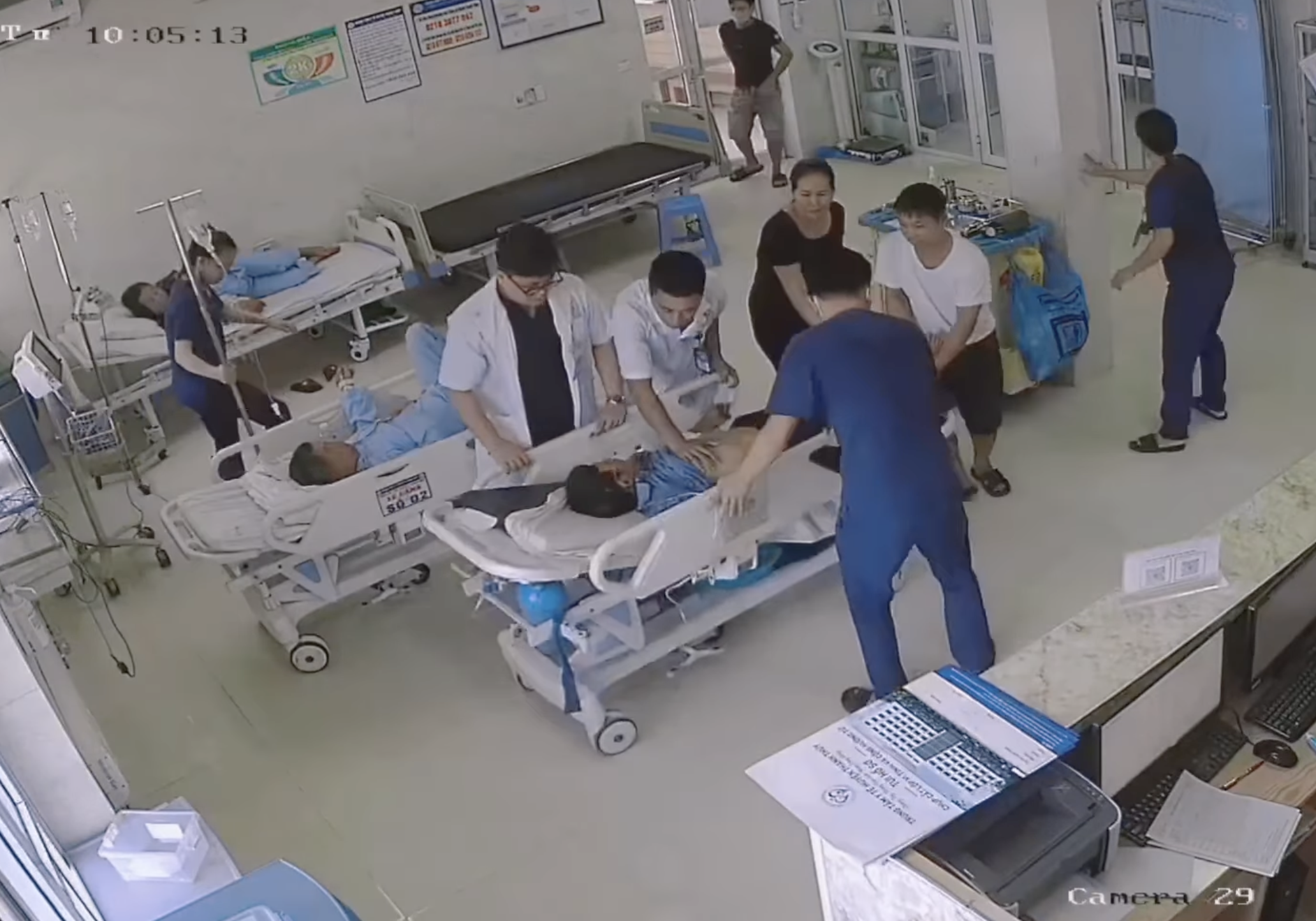 VIDEO: Đang si&ecirc;u &acirc;m tim, b&aacute;c sĩ hốt hoảng khi thấy bệnh nh&acirc;n bất ngờ ngừng thở- Ảnh 1.