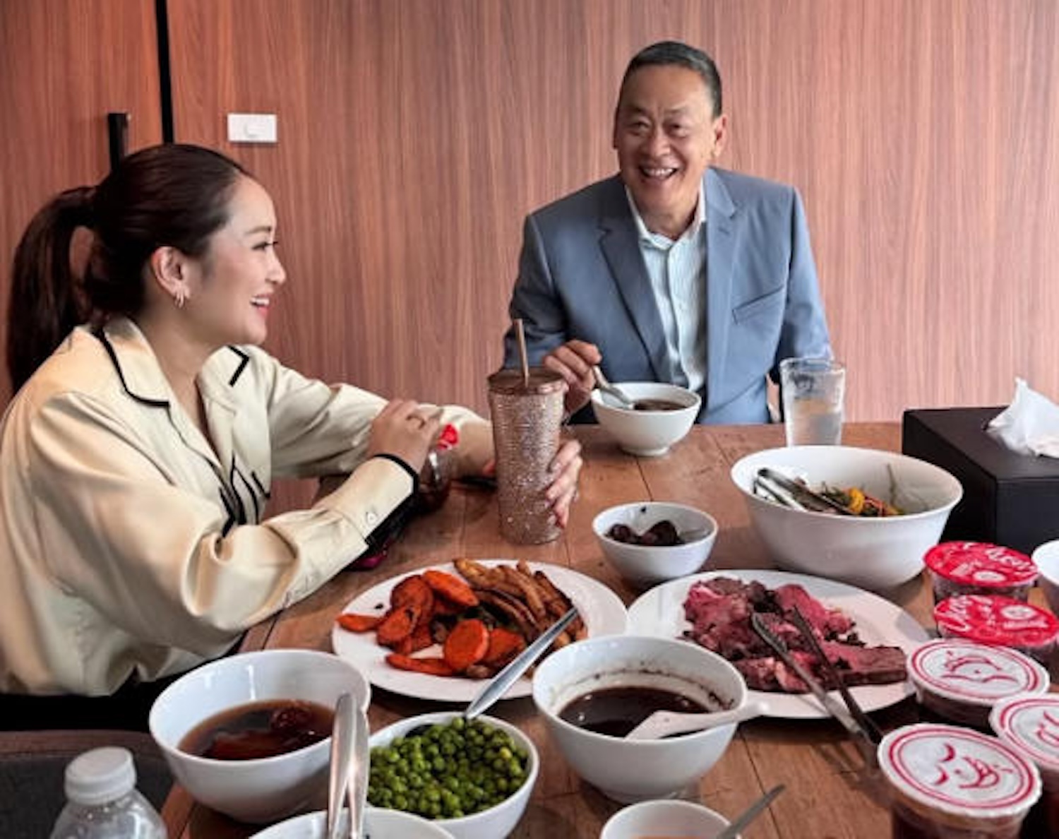 B&agrave; Paetongtarn Shinawatra đăng h&igrave;nh ăn trưa c&ugrave;ng cựu Thủ tướng Srettha Thavisin tr&ecirc;n Instagram ng&agrave;y 15-8  Please credit and share this article with others using this link: https://www.bangkokpost.com/thailand/politics/2847827/coalition-unites-behind-paetongtarn. View our policies at http://goo.gl/9HgTd and http://goo.gl/ou6Ip. &copy; Bangkok Post PCL. All rights reserved.