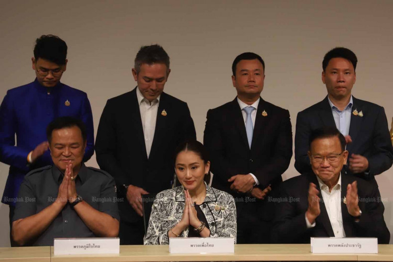 B&agrave; Paetongtarn Shinawatra được v&acirc;y quanh bởi l&atilde;nh đạo c&aacute;c đảng trong li&ecirc;n minh cầm quyền l&agrave; Bhumjaithai, Palang Pracharath, Chartthaipattana, Prachachat, Chart Pattana Kla, Sereeruamthai v&agrave; Thai Ruamphalang trong cuộc họp b&aacute;o chiều tối 15-8. Ảnh: Bangkok Post