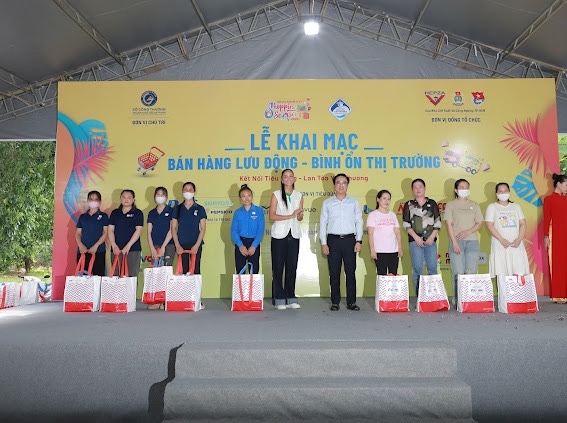 Nhiều c&ocirc;ng nh&acirc;n bất ngờ khi hoa hậu tham gia b&aacute;n h&agrave;ng giảm gi&aacute; - Ảnh 5.