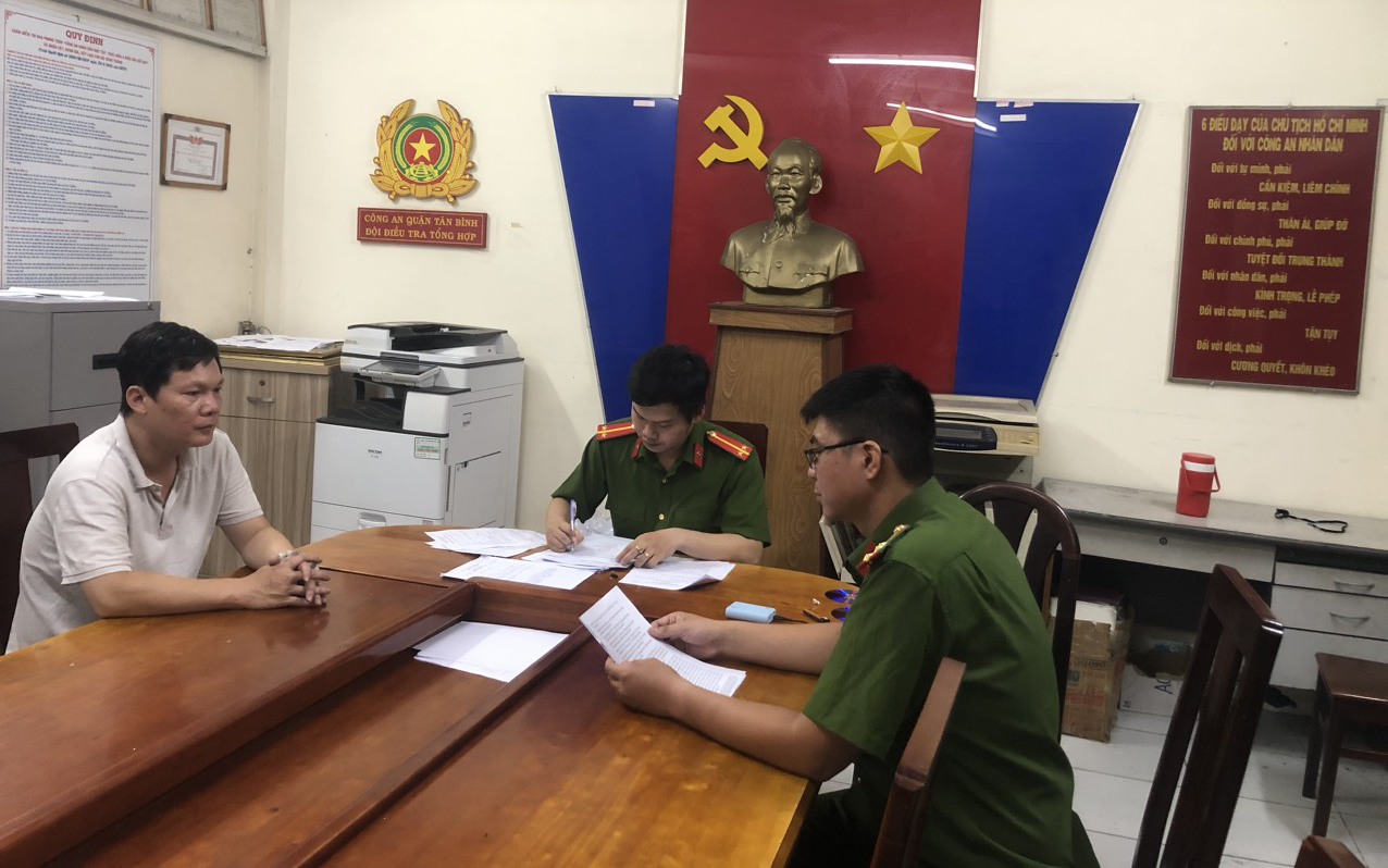 Bắt khẩn cấp người đàn ông hất một phụ nữ lên capo ô tô rồi chạy