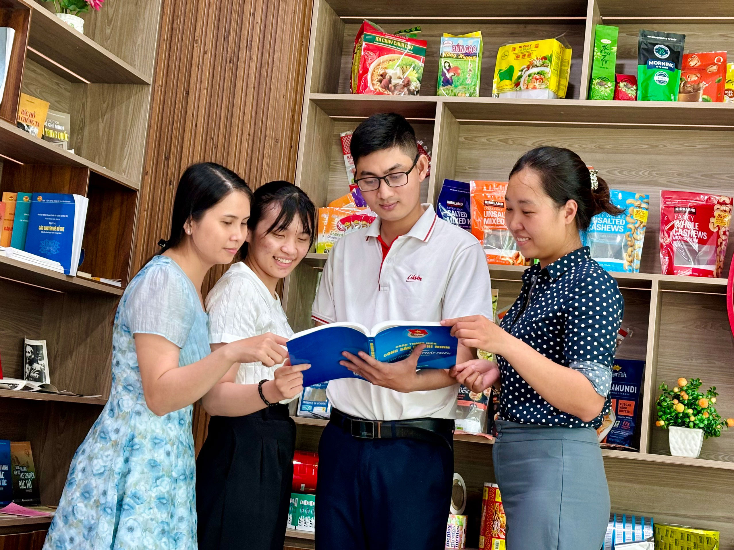 Anh Trần Đ&igrave;nh Vũ c&ugrave;ng c&aacute;c đồng nghiệp tại ph&ograve;ng trưng b&agrave;y sản phẩm của X&iacute; nghiệp Bao b&igrave; Liksin