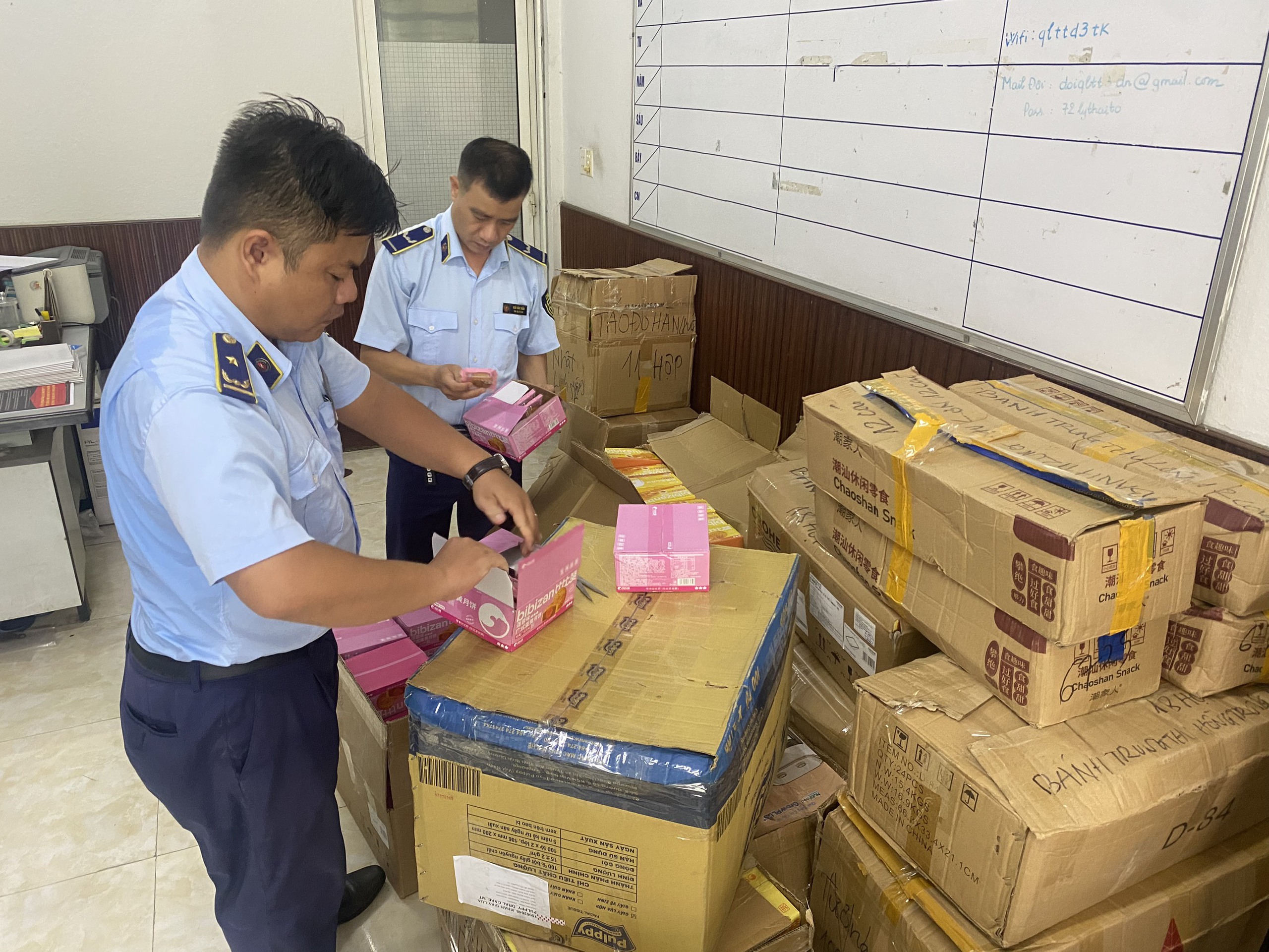 Ph&aacute;t hiện 1.800 chiếc b&aacute;nh trung thu nhập lậu- Ảnh 1.