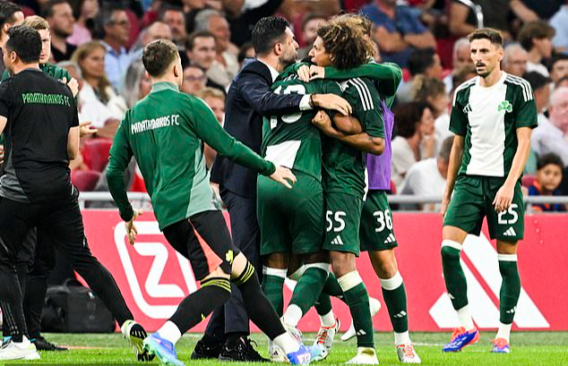 Thủ m&ocirc;n 40 tuổi cản 5 quả 11m, Ajax hạ Panathinaikos sau 34 lượt s&uacute;t- Ảnh 2.