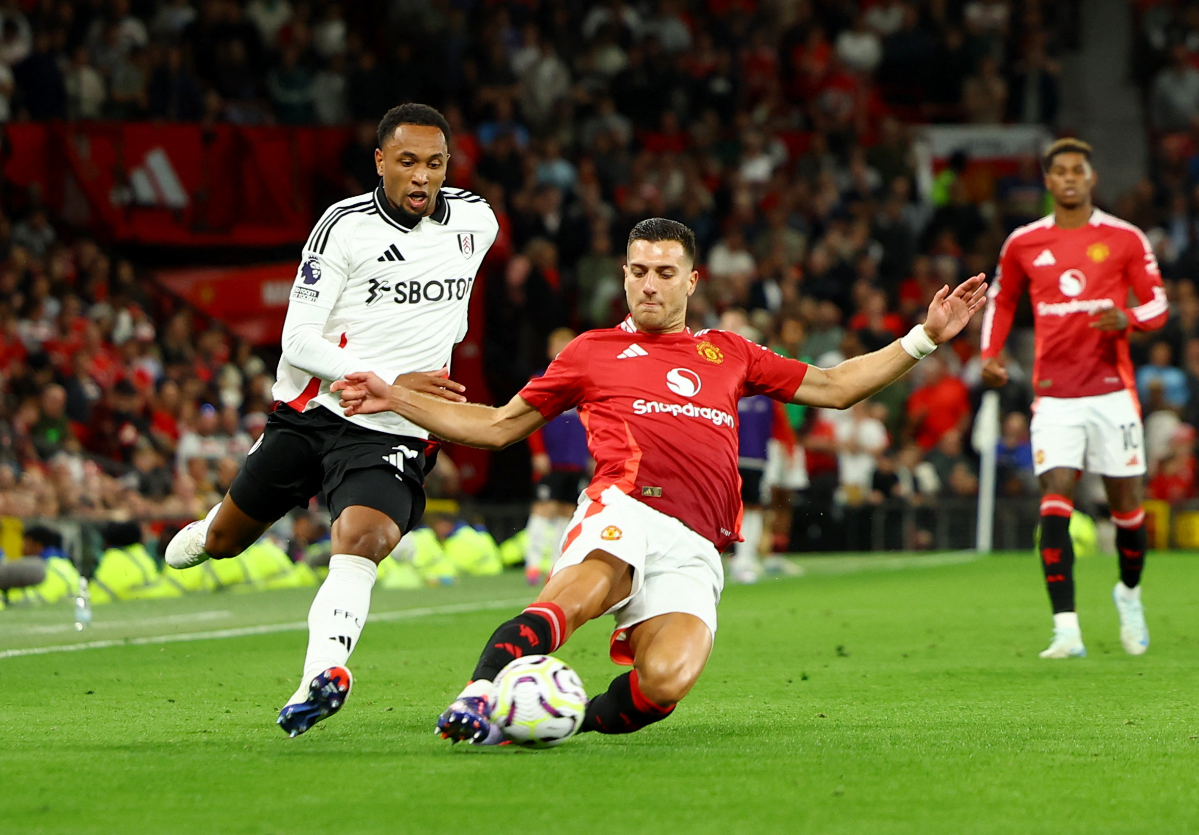 T&acirc;n binh Zirkzee gi&uacute;p Man United giật 3 điểm ng&agrave;y khai mạc Ngoại hạng Anh- Ảnh 2.