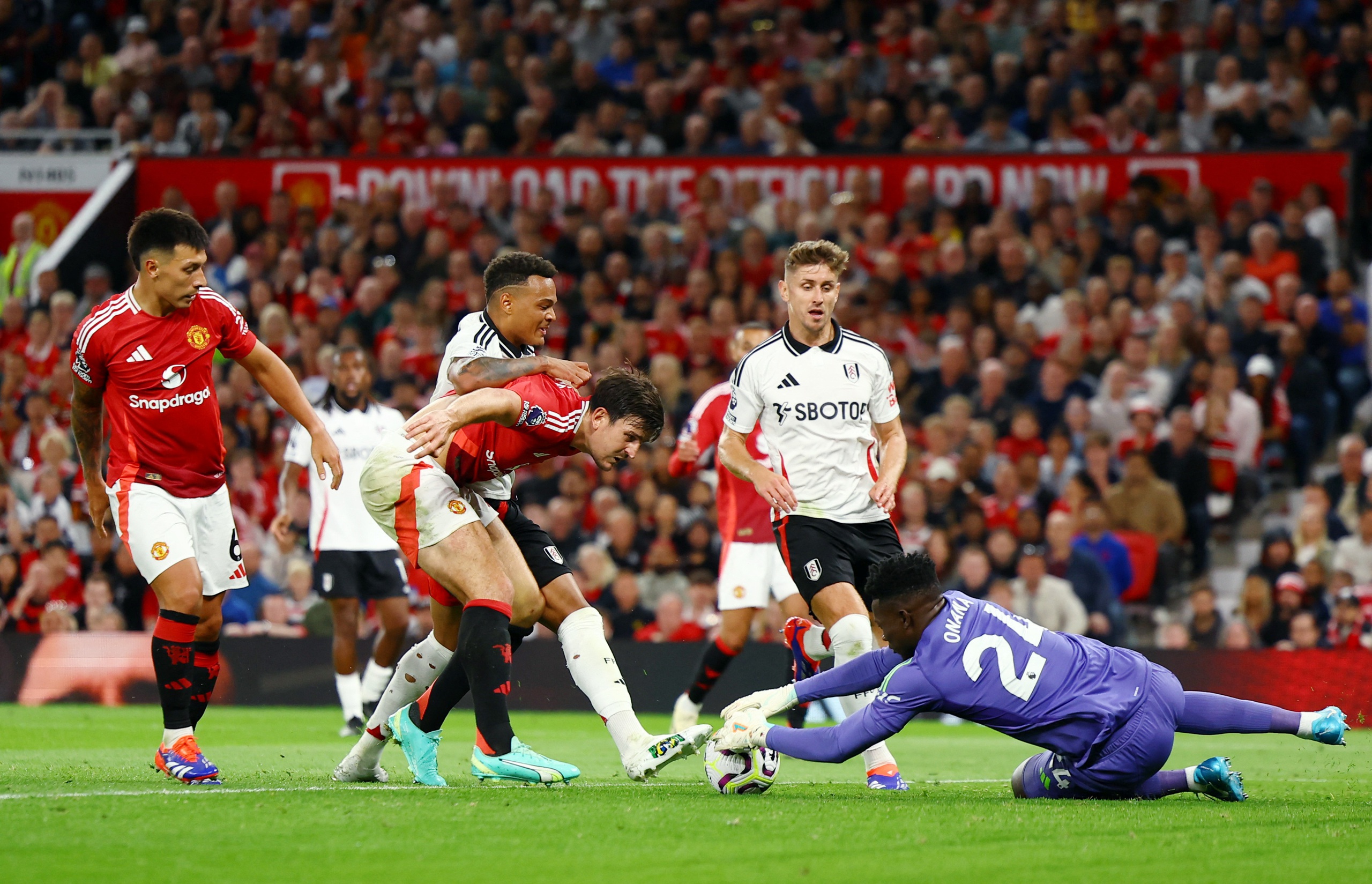 T&acirc;n binh Zirkzee gi&uacute;p Man United giật 3 điểm ng&agrave;y khai mạc Ngoại hạng Anh- Ảnh 4.