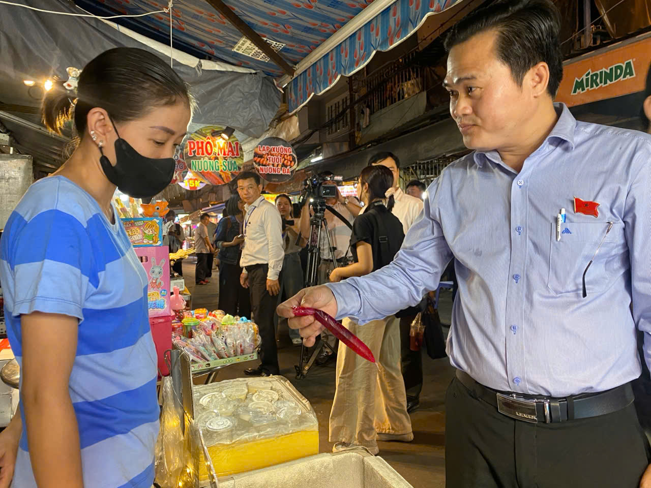 Kiểm tra h&agrave;ng loạt h&agrave;ng qu&aacute;n tại phố ẩm thực Hồ Thị Kỷ- Ảnh 3.