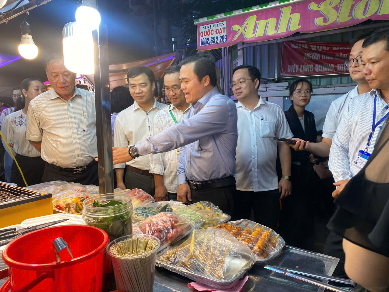 Kiểm tra h&agrave;ng loạt h&agrave;ng qu&aacute;n tại phố ẩm thực Hồ Thị Kỷ- Ảnh 2.