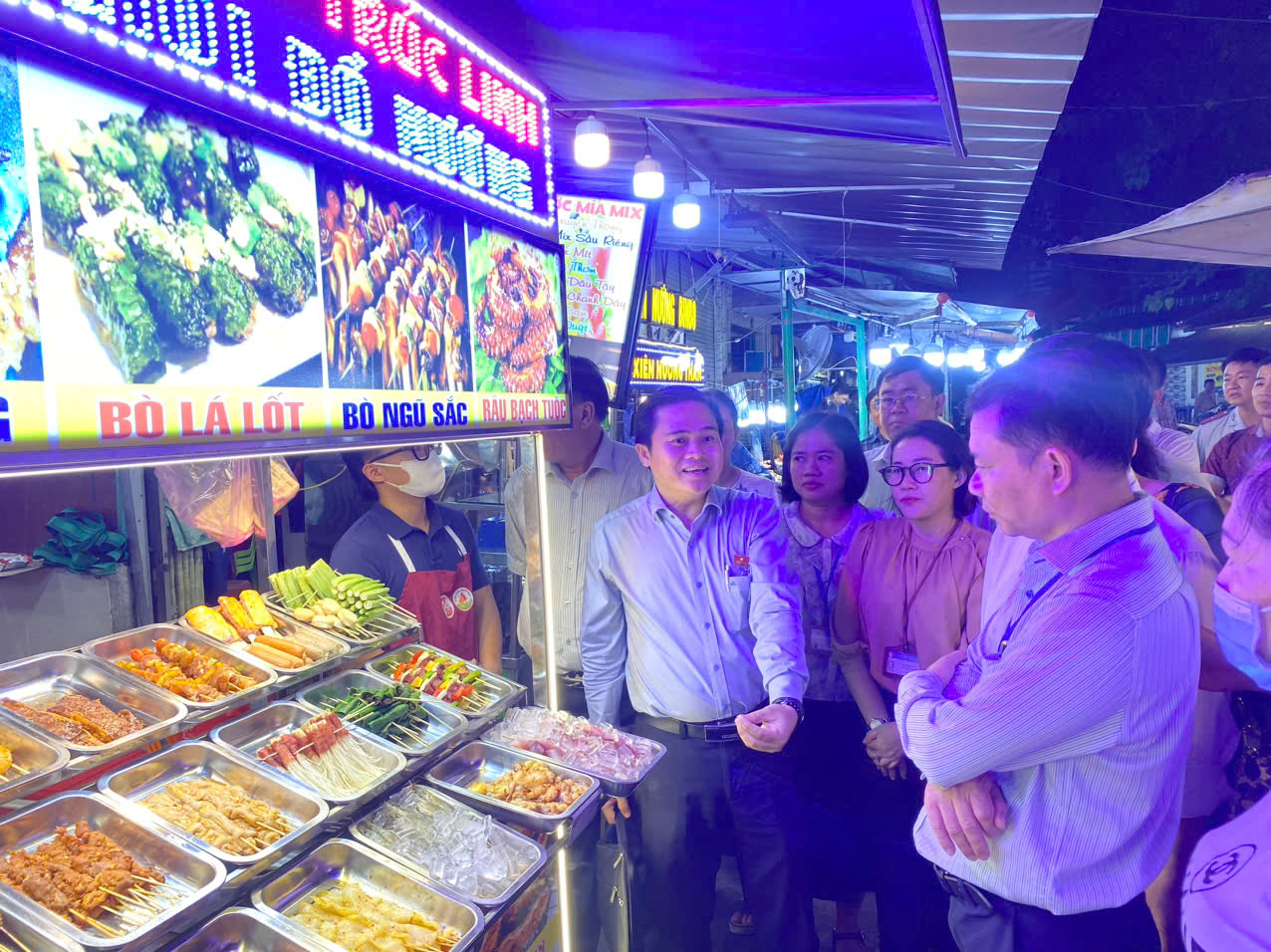 Kiểm tra h&agrave;ng loạt h&agrave;ng qu&aacute;n tại phố ẩm thực Hồ Thị Kỷ- Ảnh 5.