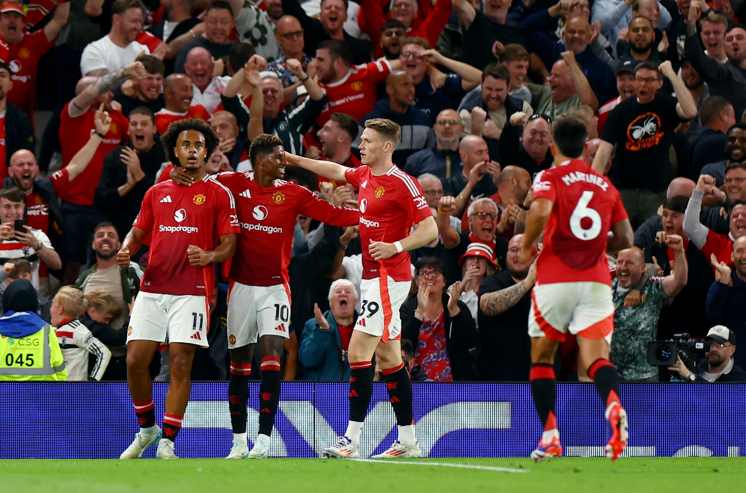 T&acirc;n binh Zirkzee gi&uacute;p Man United giật 3 điểm ng&agrave;y khai mạc Ngoại hạng Anh- Ảnh 5.