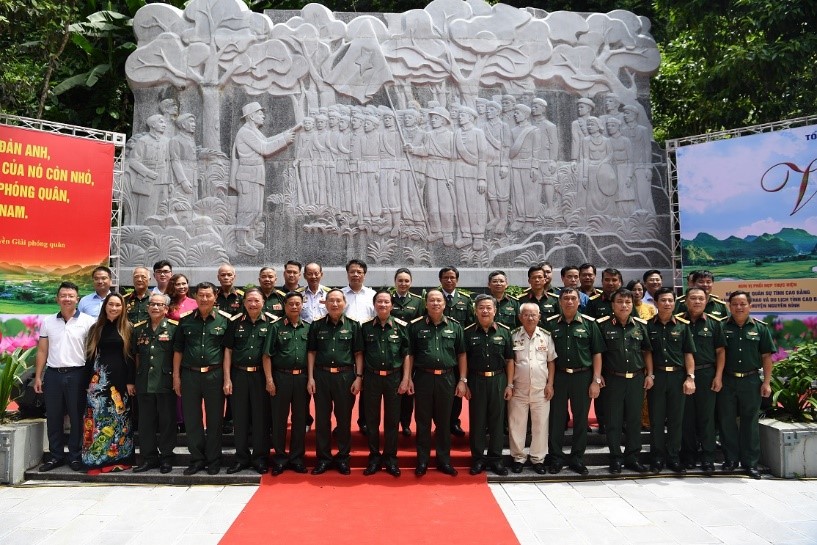 Chương tr&igrave;nh &ldquo;Về nơi khởi nguồn&rdquo; diễn ra trong kh&ocirc;ng kh&iacute; hết sức trang nghi&ecirc;m với l&ograve;ng biết ơn, tự  h&agrave;o qua những c&acirc;u chuyện x&uacute;c động, oai h&ugrave;ng được kể từ c&aacute;c tướng lĩnh