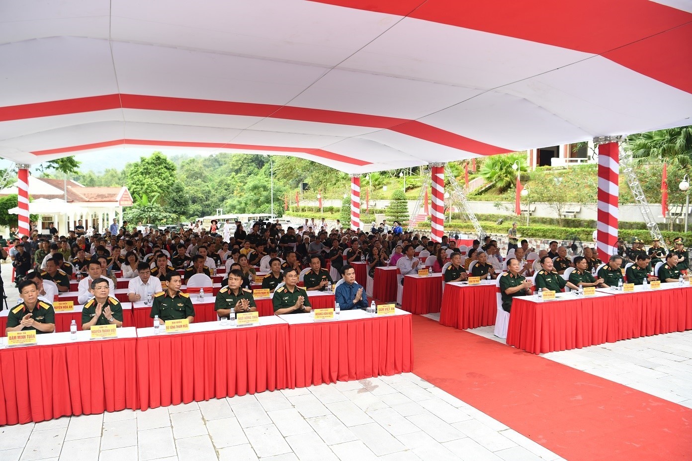 H&agrave;ng trăm người d&acirc;n c&ugrave;ng c&aacute;c cựu chiến binh, tướng lĩnh, Anh h&ugrave;ng lực lượng vũ trang nh&acirc;n d&acirc;n tham gia chương tr&igrave;nh "Về nơi khởi nguồn"