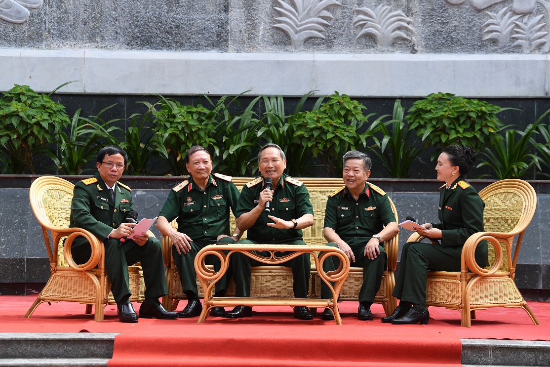 Những c&acirc;u chuyện h&agrave;o h&ugrave;ng được c&aacute;c tướng lĩnh kể lại về một thời hoa lửa