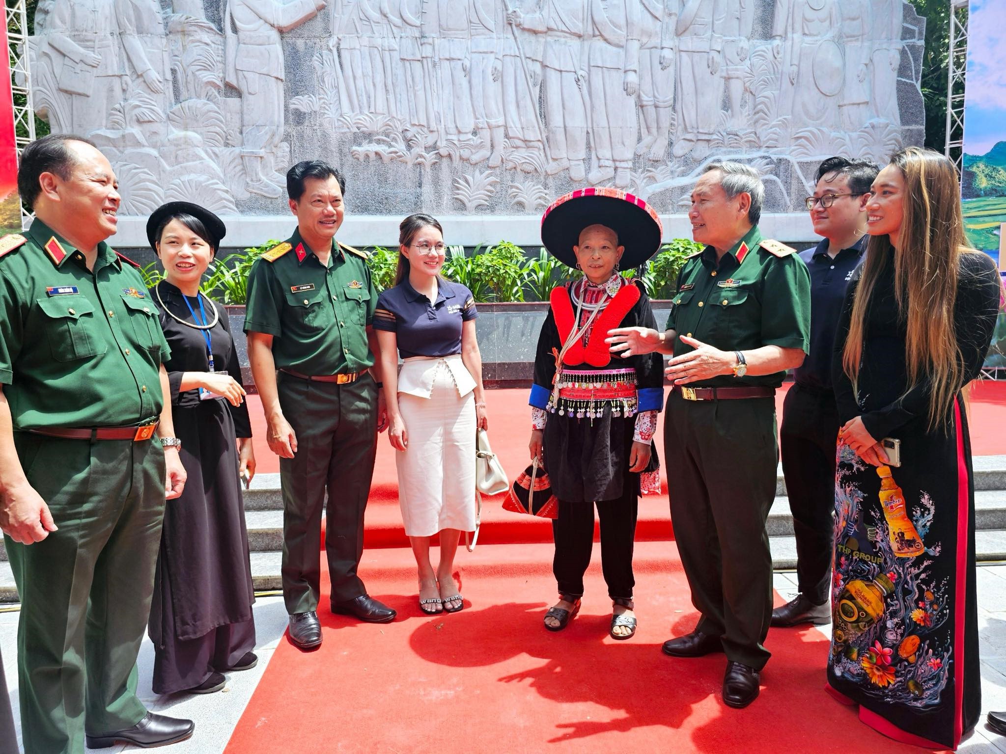 Chị Vũ Phương Thanh (b&ecirc;n phải), đại diện C&ocirc;ng ty T&acirc;n Hiệp Ph&aacute;t h&agrave;o hứng nghe c&aacute;c c&acirc;u chuyện kể về truyền thống qu&acirc;n đội nh&acirc;n d&acirc;n anh h&ugrave;ng