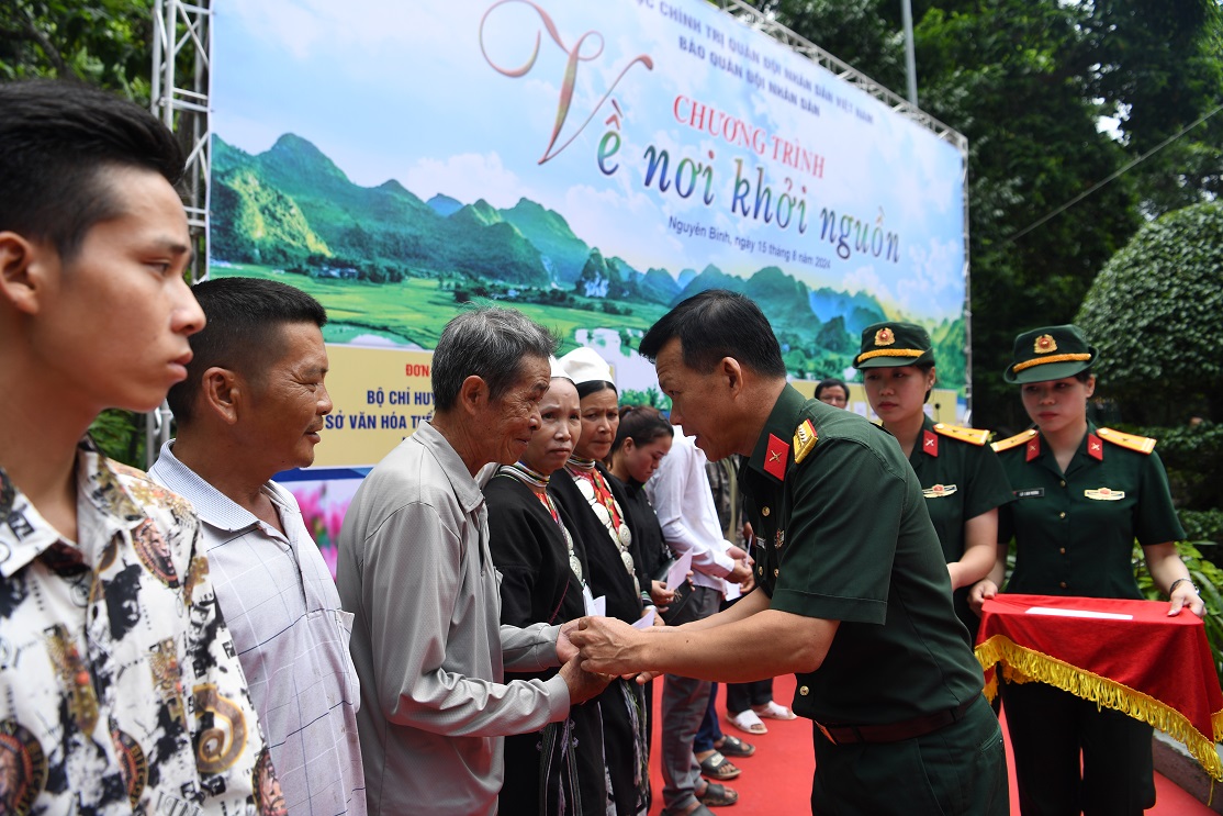 Chương tr&igrave;nh đ&atilde; tặng qu&agrave; tướng lĩnh, Anh h&ugrave;ng lực lượng vũ trang nh&acirc;n d&acirc;n; c&aacute;c đối tượng ch&iacute;nh s&aacute;ch, người c&oacute; c&ocirc;ng, hộ ngh&egrave;o v&agrave; c&aacute;c ch&aacute;u học sinh xuất sắc, ti&ecirc;u biểu tr&ecirc;n địa b&agrave;n x&atilde; Tam Kim v&agrave; x&atilde; Hoa Th&aacute;m, huyện Nguy&ecirc;n B&igrave;nh