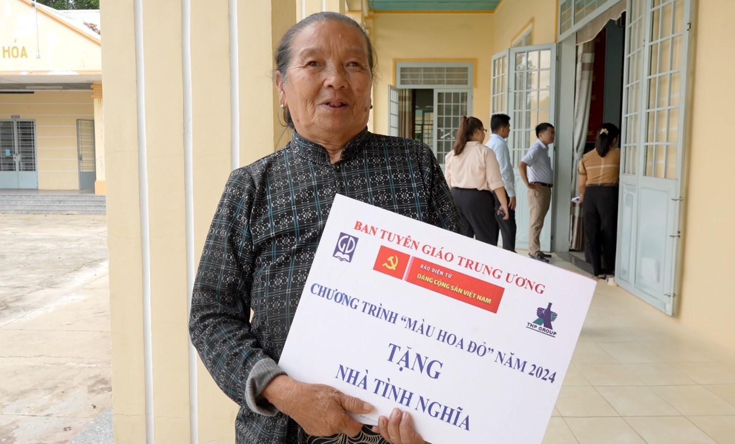 B&agrave; Huỳnh Thị Mai, 80 tuổi, tr&uacute; tại ấp Thạnh Sơn, x&atilde; Thạnh T&acirc;y, huyện T&acirc;n Bi&ecirc;n (T&acirc;y Ninh) vui mừng trong ng&agrave;y nhận hỗ trợ chi ph&iacute; x&acirc;y dựng nh&agrave; t&igrave;nh nghĩa từ C&ocirc;ng ty T&acirc;n Hiệp Ph&aacute;t