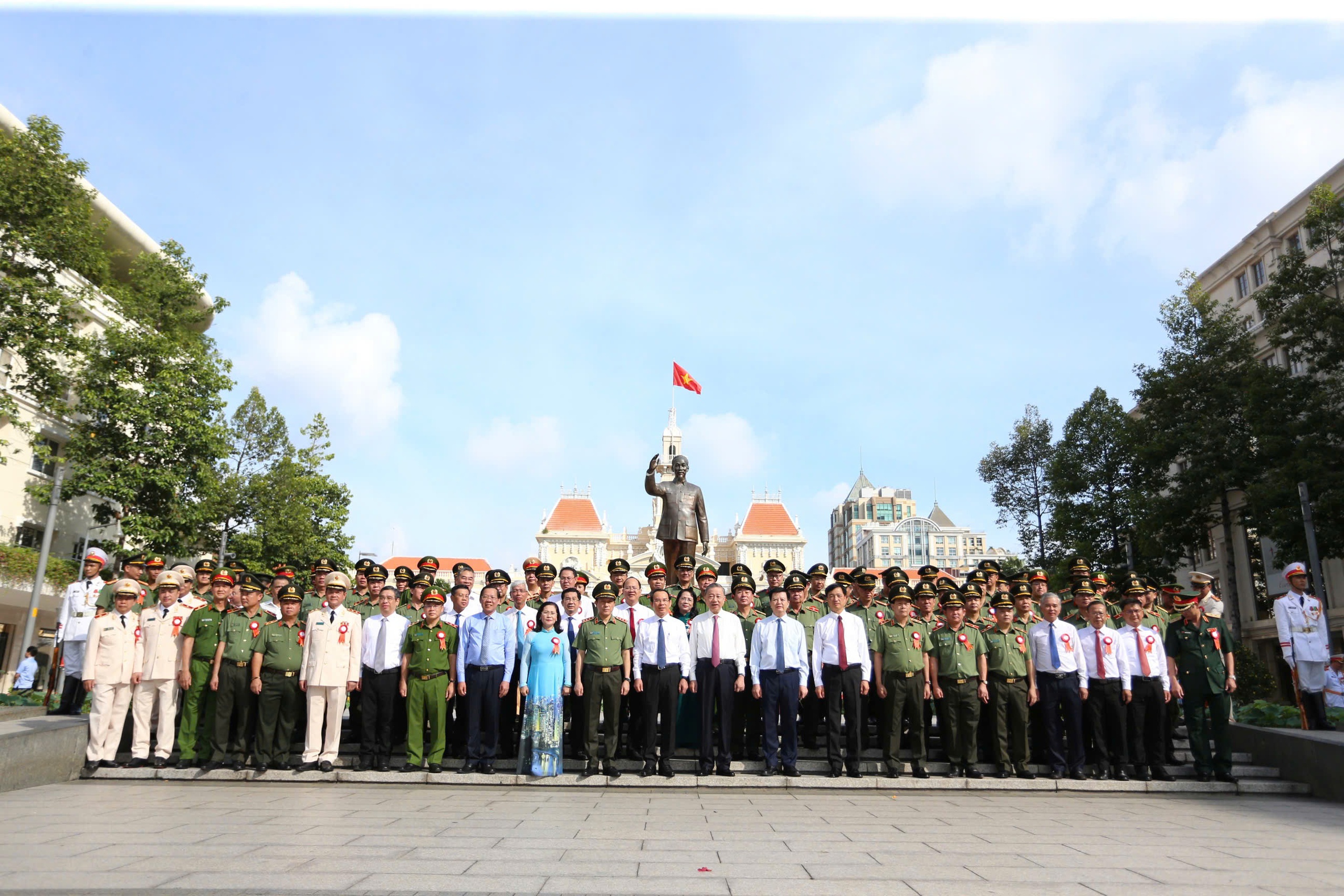 Phóng sự ảnh: Toàn cảnh ngày làm việc của Tổng Bí thư, Chủ tịch nước Tô Lâm tại TPHCM- Ảnh 4.