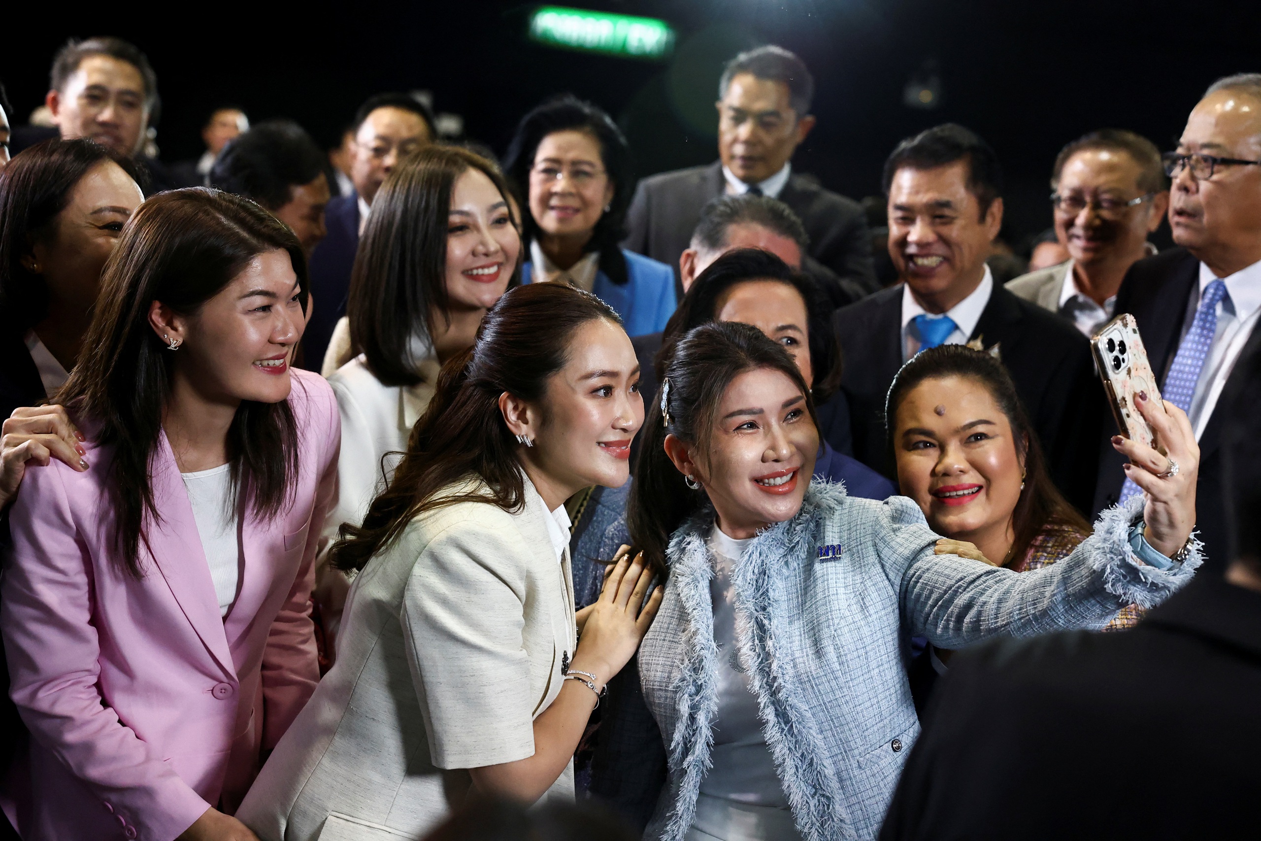 Một số h&igrave;nh ảnh của b&agrave; Paetongtarn tại cuộc họp b&aacute;o tối 16-8. Ảnh: Reuters
