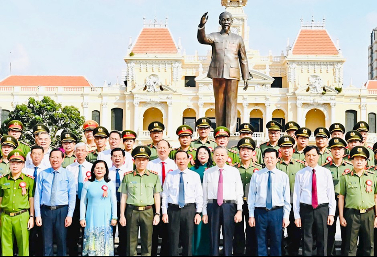 Tổng B&iacute; thư, Chủ tịch nước T&ocirc; L&acirc;m dự Lễ d&acirc;ng hoa, b&aacute;o c&ocirc;ng d&acirc;ng B&aacute;c của C&ocirc;ng an TP HCM- Ảnh 4.