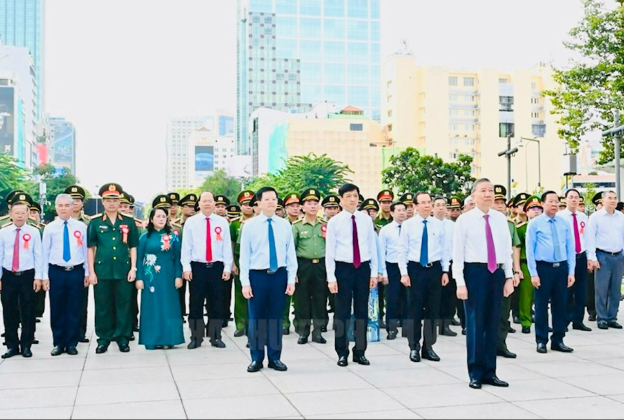 Tổng B&iacute; thư, Chủ tịch nước T&ocirc; L&acirc;m dự Lễ d&acirc;ng hoa, b&aacute;o c&ocirc;ng d&acirc;ng B&aacute;c của C&ocirc;ng an TP HCM- Ảnh 1.
