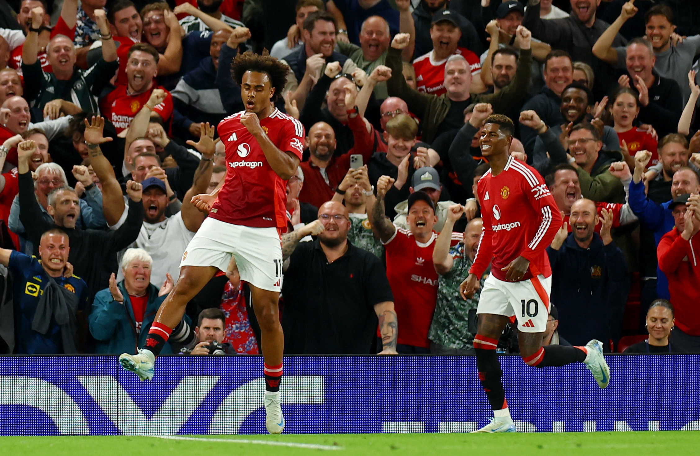 Cột mốc đ&aacute;ng nhớ của Joshua Zirkzee trong lần đầu kho&aacute;c &aacute;o Man United- Ảnh 2.