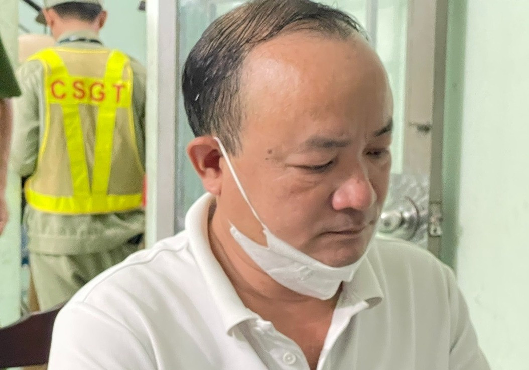 Diễn biến mới vụ người đ&agrave;n &ocirc;ng đập vỡ k&iacute;nh xe, hăm dọa "m&agrave;y biết tao l&agrave; ai kh&ocirc;ng?"- Ảnh 1.