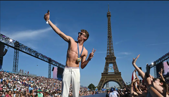 Leon Marchand trở th&agrave;nh niềm tự h&agrave;o của thể thao Ph&aacute;p tại Olympic Paris 2024 Ảnh: DW