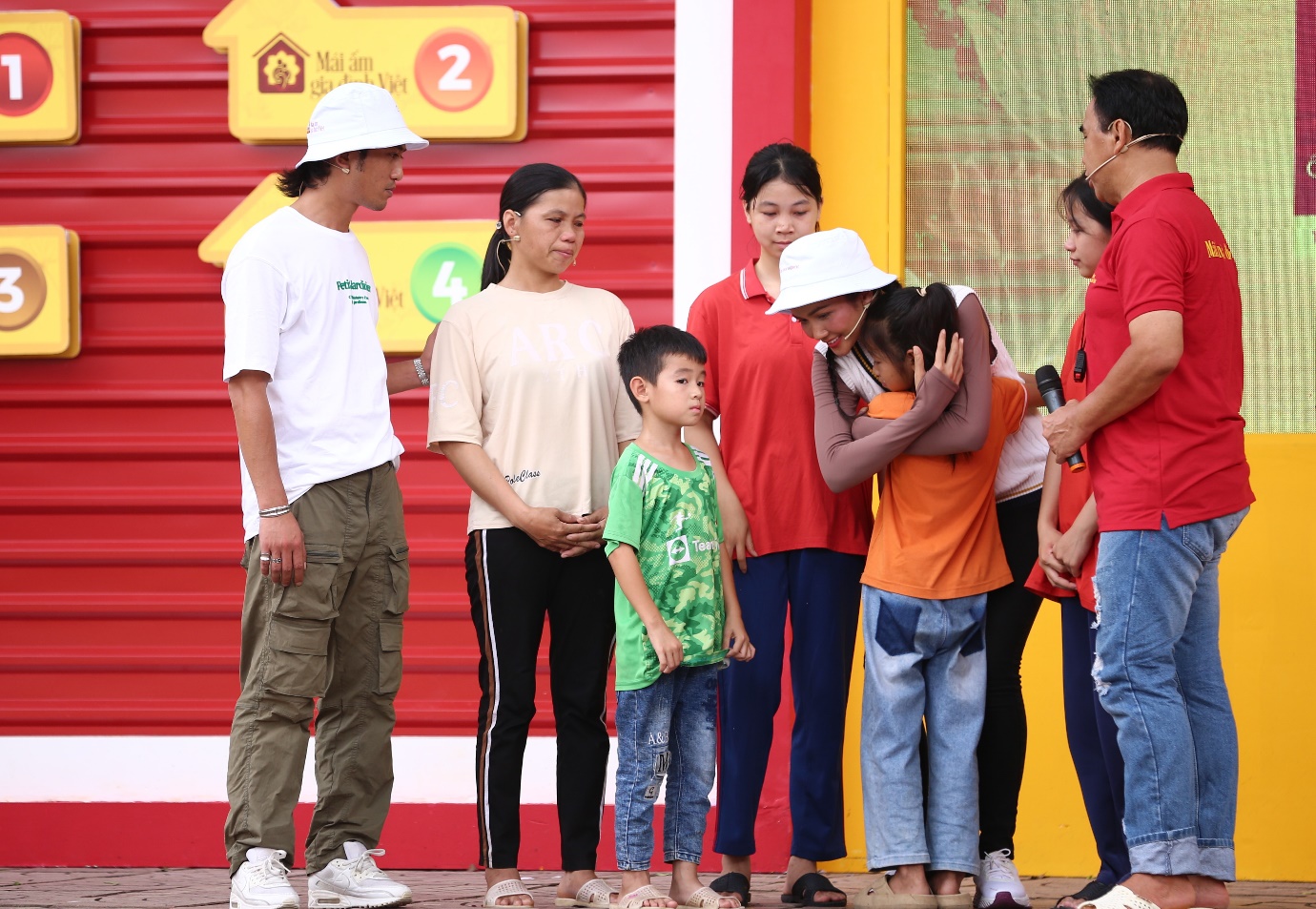 Hoa hậu Nguyễn Th&uacute;c Th&ugrave;y Ti&ecirc;n c&oacute; mặt tại &ldquo;M&aacute;i ấm gia đ&igrave;nh Việt&rdquo; ở Hậu Giang- Ảnh 2.