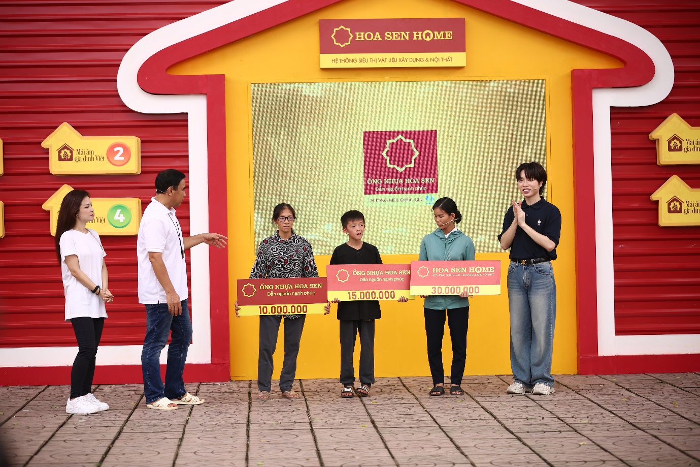 Hoa hậu Nguyễn Th&uacute;c Th&ugrave;y Ti&ecirc;n c&oacute; mặt tại &ldquo;M&aacute;i ấm gia đ&igrave;nh Việt&rdquo; ở Hậu Giang- Ảnh 4.