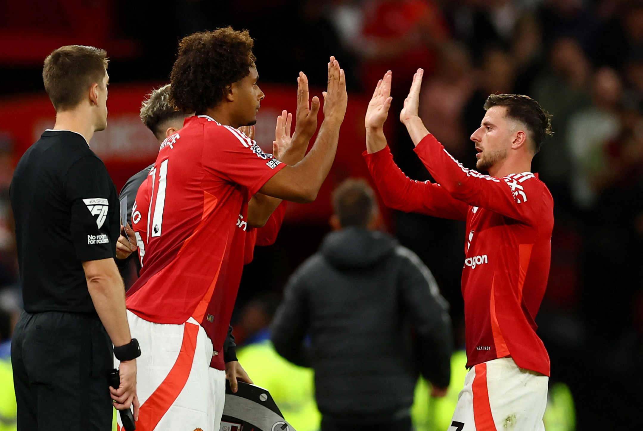 Cột mốc đ&aacute;ng nhớ của Joshua Zirkzee trong lần đầu kho&aacute;c &aacute;o Man United- Ảnh 1.