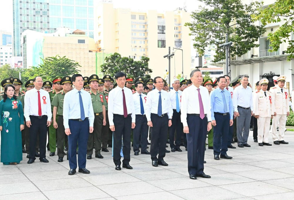Ph&oacute;ng sự ảnh:  To&agrave;n cảnh ng&agrave;y l&agrave;m việc của Tổng B&iacute; thư, Chủ tịch nước T&ocirc; L&acirc;m tại TPHCM- Ảnh 1.
