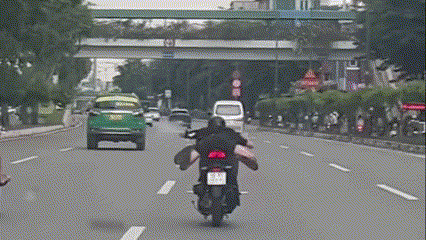 TP HCM: Hai thanh ni&ecirc;n "tổ l&aacute;i" nằm d&agrave;i tr&ecirc;n xe m&aacute;y- Ảnh 1.