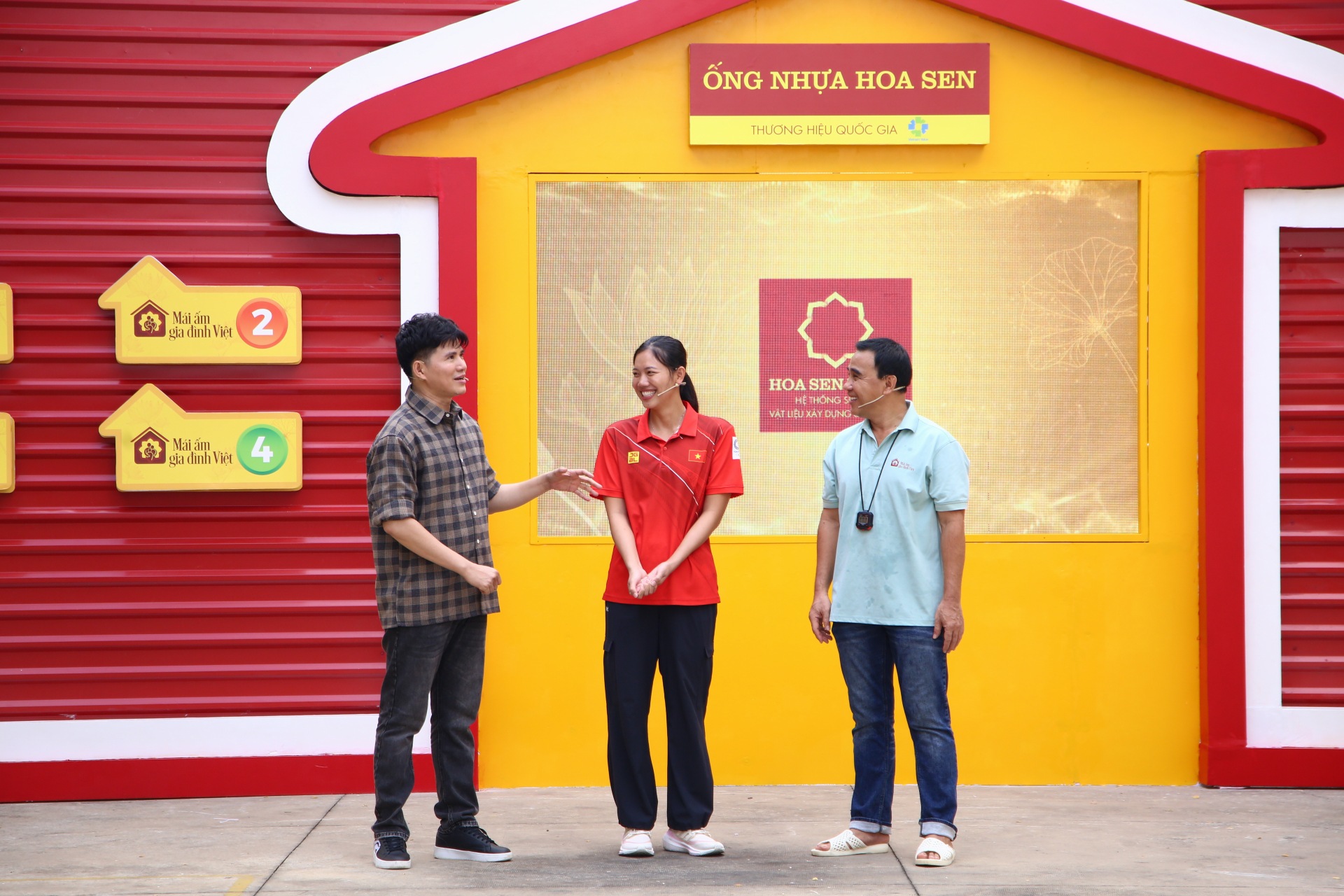 Hoa hậu Nguyễn Th&uacute;c Th&ugrave;y Ti&ecirc;n c&oacute; mặt tại &ldquo;M&aacute;i ấm gia đ&igrave;nh Việt&rdquo; ở Hậu Giang- Ảnh 12.