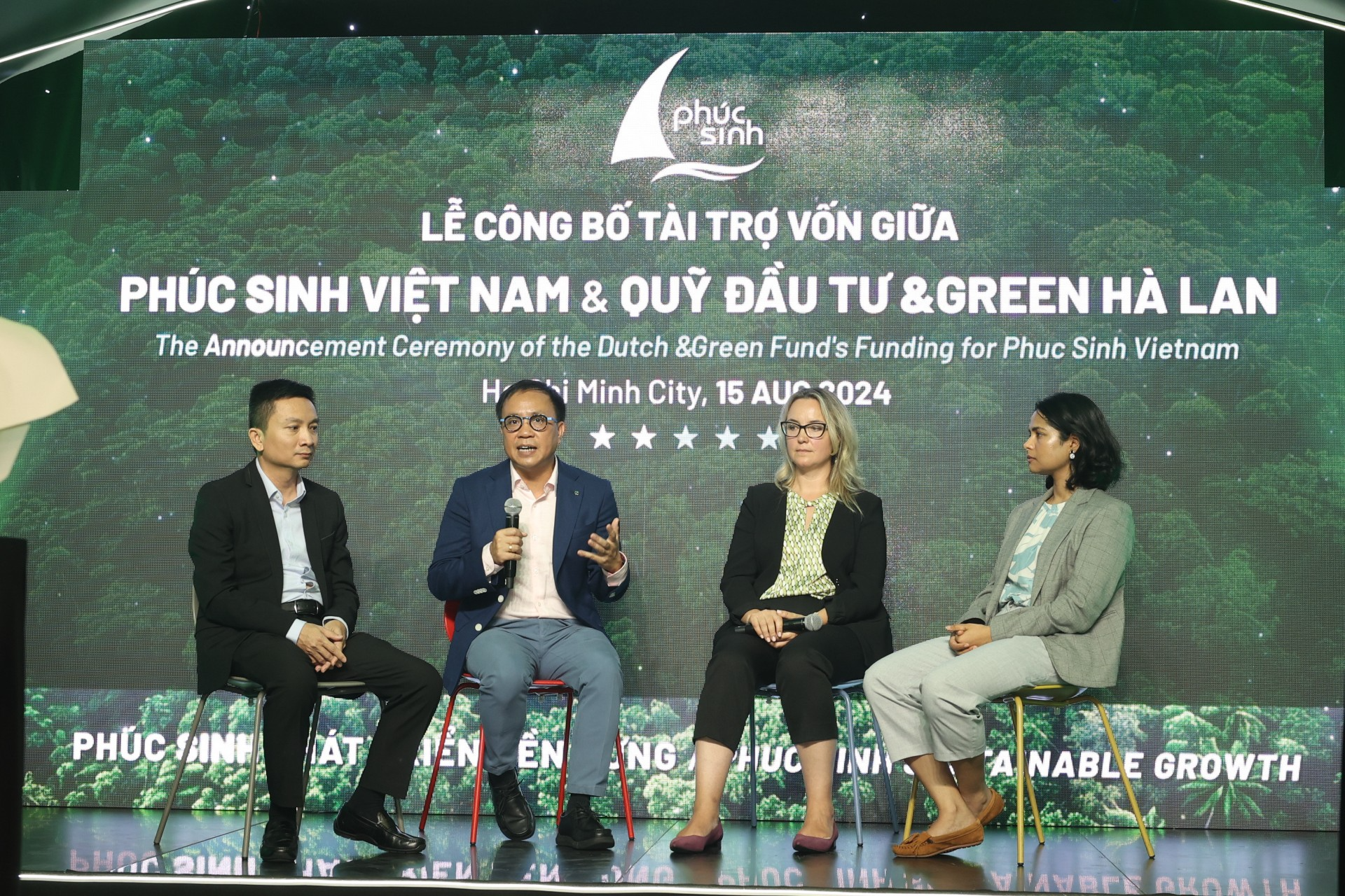 Đại diện Quỹ &Green v&agrave; C&ocirc;ng ty CP Ph&uacute;c Sinh tại buổi lễ c&ocirc;ng bố  t&agrave;i trợ Ảnh: HO&Agrave;NG YẾN