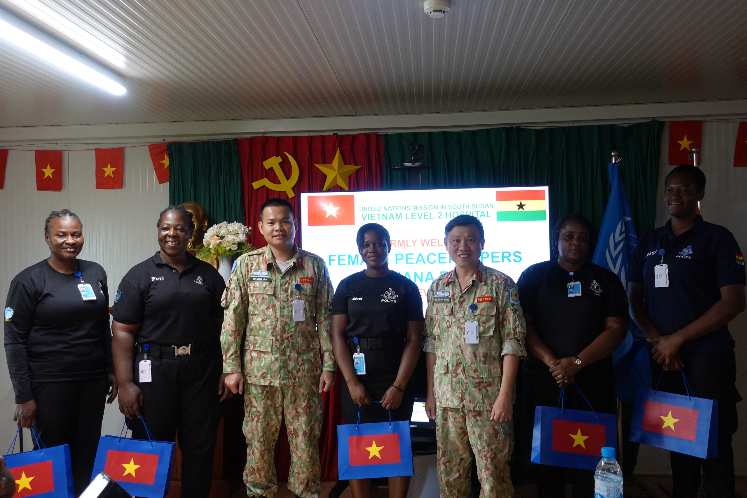Bệnh viện d&atilde; chiến "mũ nồi xanh" kh&aacute;m sức khỏe c&aacute;c nữ cảnh s&aacute;t Ghana- Ảnh 3.
