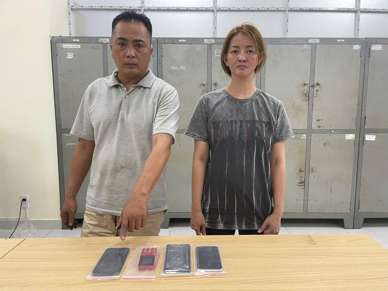 Cửa h&agrave;ng "Trai Đẹp B&aacute;n iPhone" ở TP HCM bị lừa đảo- Ảnh 1.