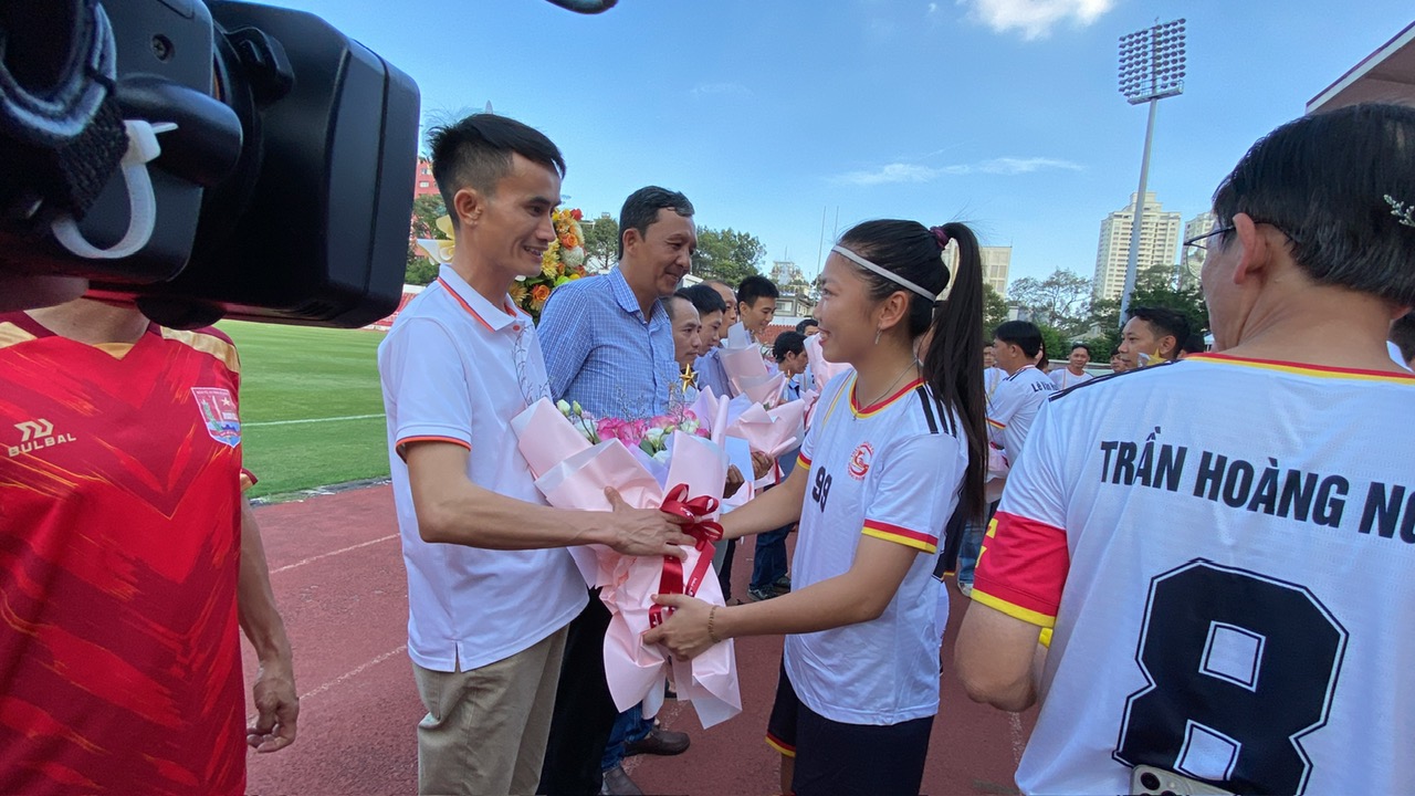 Trận b&oacute;ng đ&aacute; vinh danh những người h&ugrave;ng- Ảnh 5.