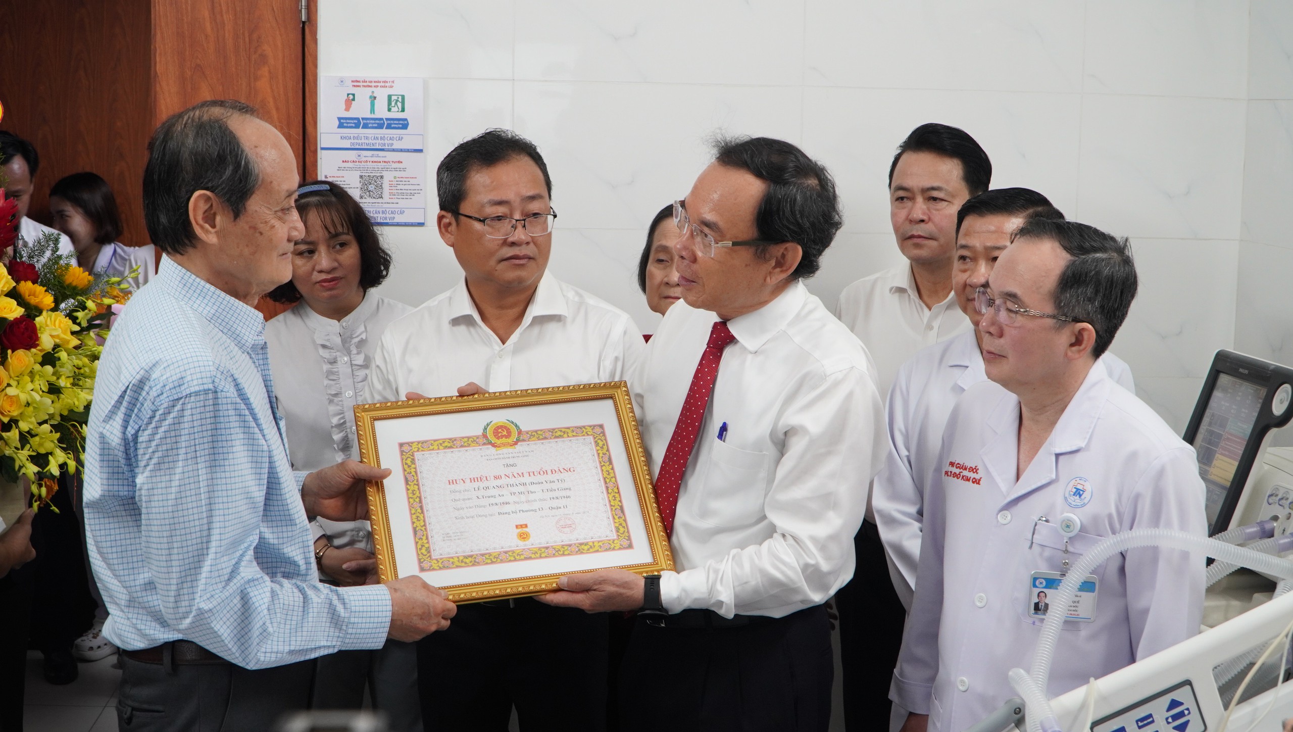 B&iacute; thư Th&agrave;nh ủy Nguyễn Văn N&ecirc;n trao huy hiệu Đảng cho đảng vi&ecirc;n 100 tuổi- Ảnh 1.