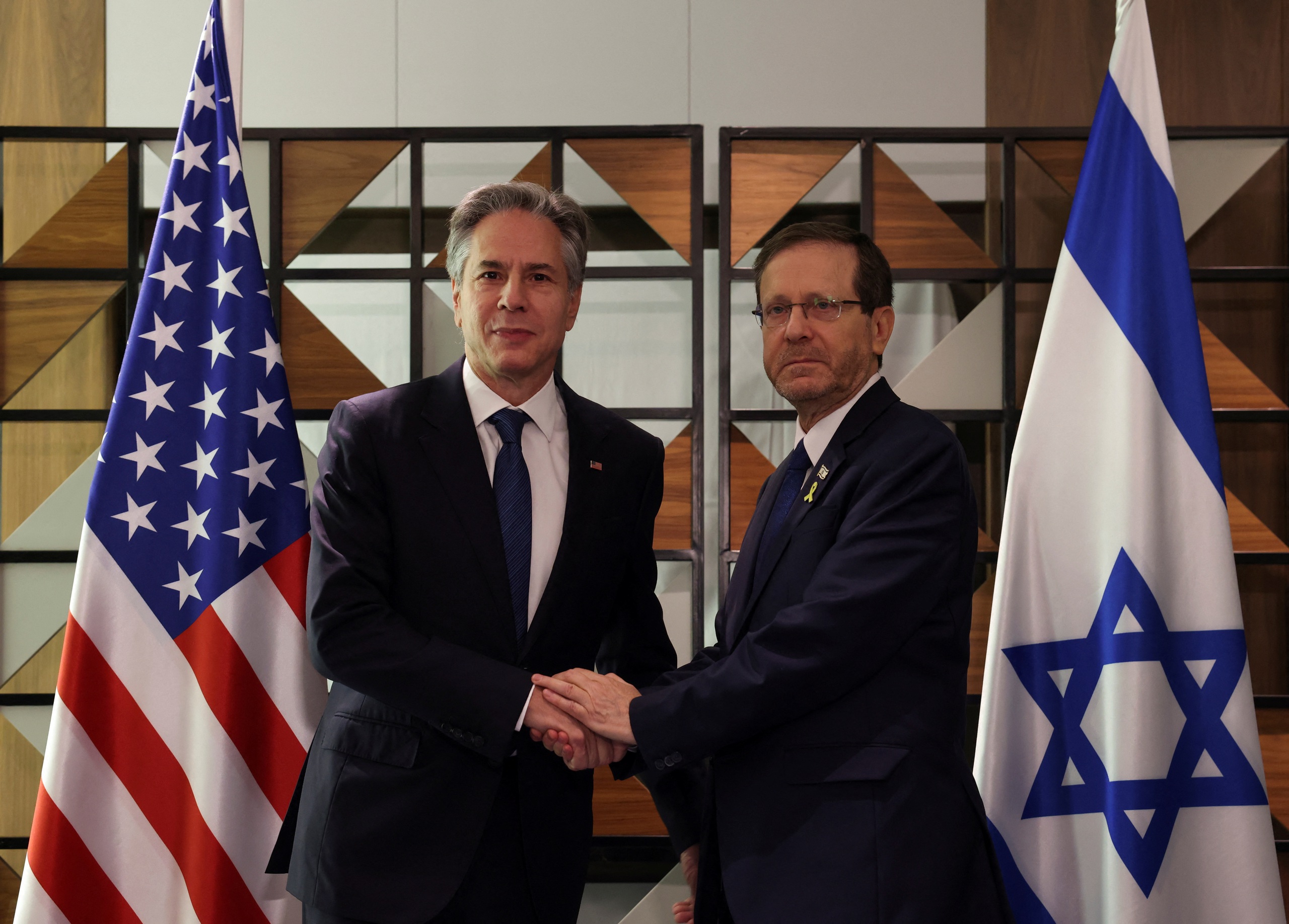 Tổng thống Israel Isaac Herzog (phải) và Ngoại trưởng Mỹ Antony Blinken tại TP Tel Aviv ngày 19-8 Ảnh: REUTERS