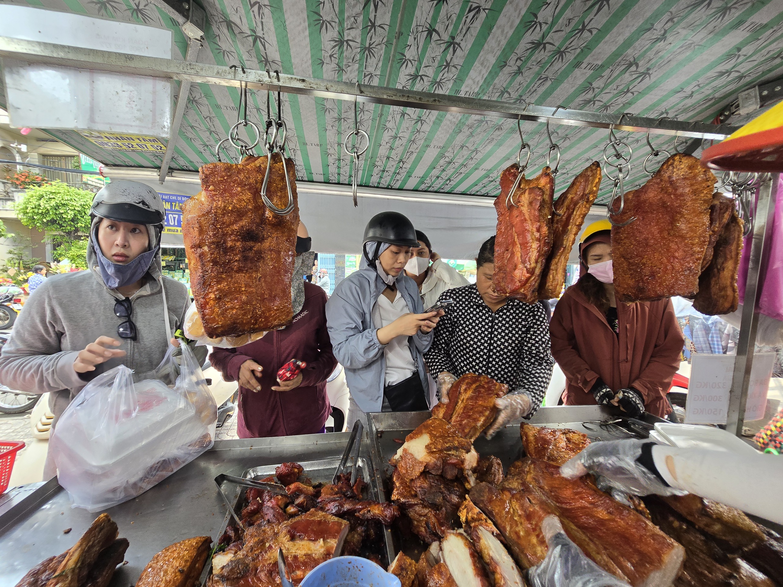 Heo quay, vịt quay ch&aacute;y h&agrave;ng trong ng&agrave;y c&uacute;ng c&ocirc; hồn lớn nhất năm- Ảnh 11.
