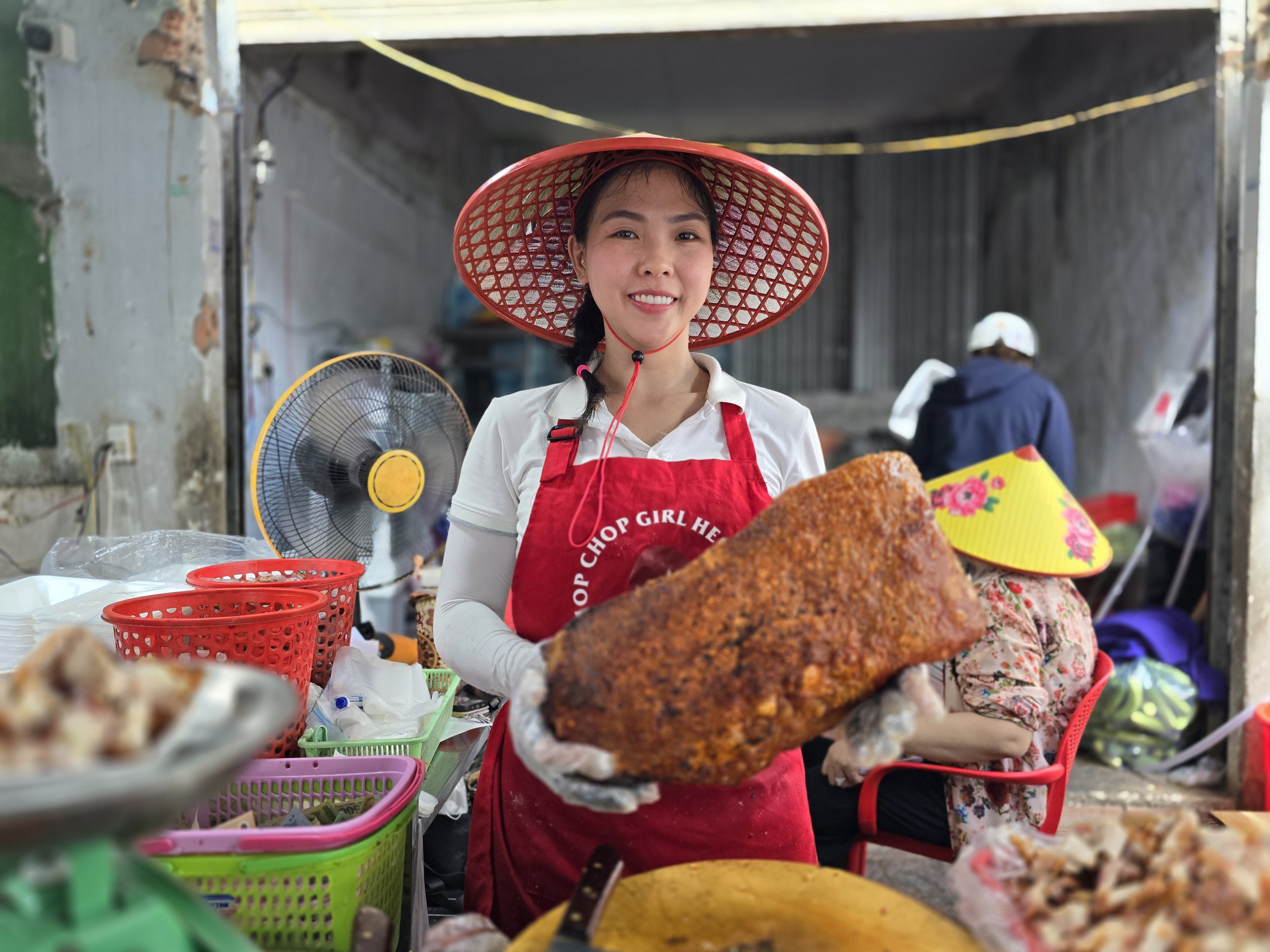 Heo quay, vịt quay ch&aacute;y h&agrave;ng trong ng&agrave;y c&uacute;ng c&ocirc; hồn lớn nhất năm- Ảnh 12.