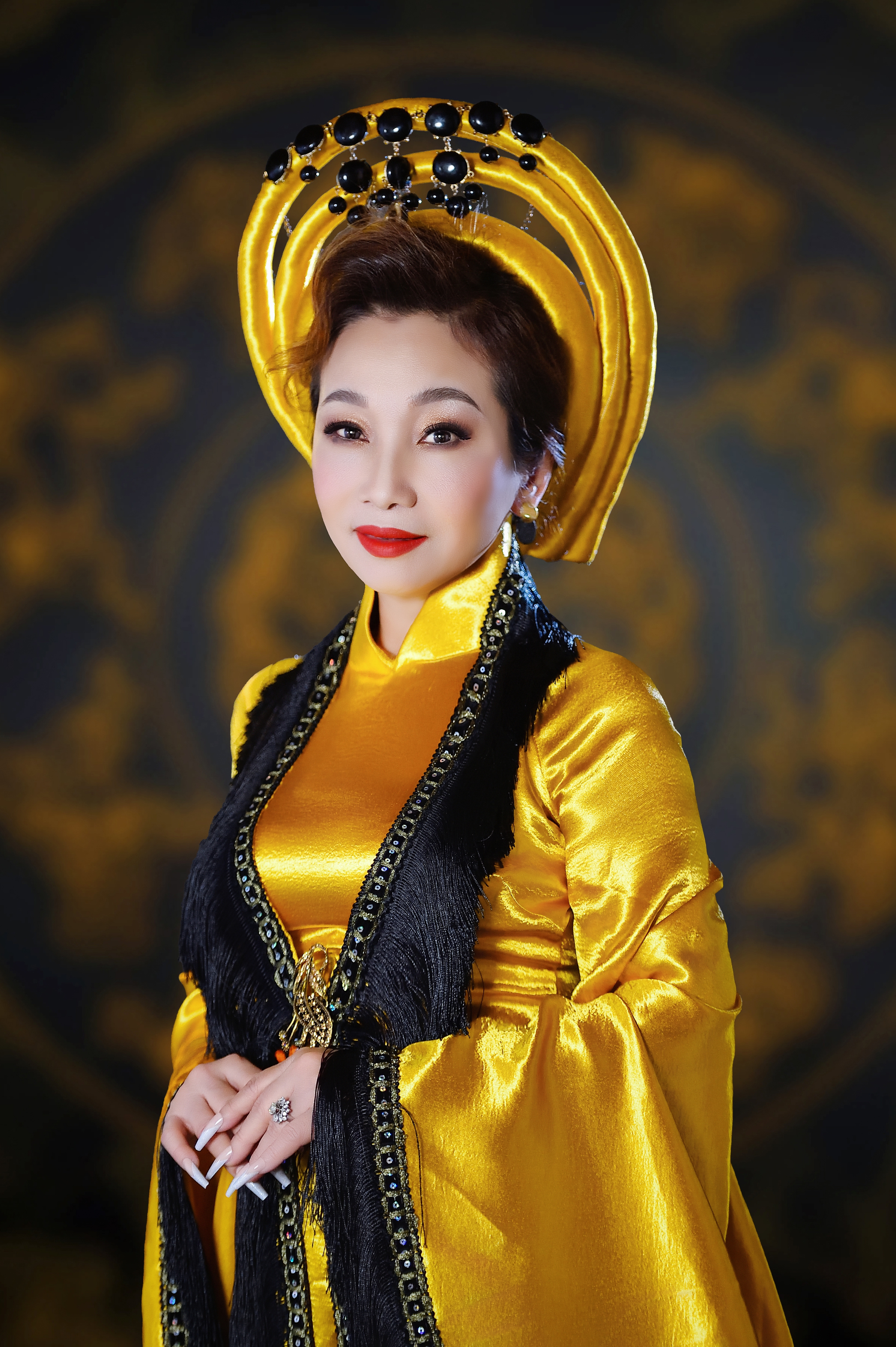 Nghệ sĩ, hoa hậu Đức Xu&acirc;n "h&oacute;a th&acirc;n" đa diện khoe n&eacute;t đẹp Đ&ocirc;ng Phương- Ảnh 2.