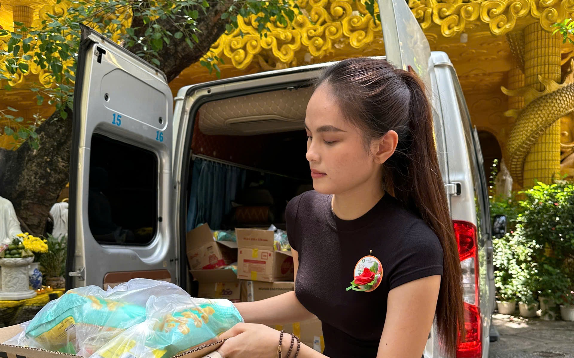 Á hậu Huỳnh Kim Anh trích tiền từ giải thưởng làm từ thiện