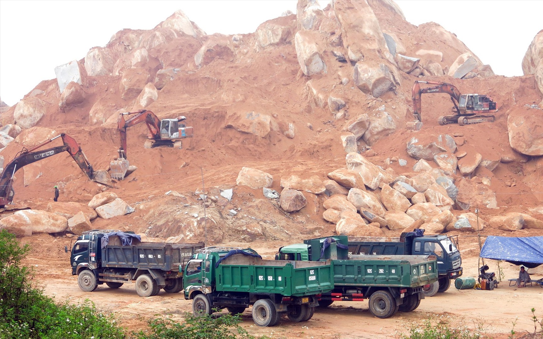 Đầu tư hàng chục tỉ đồng, 2 chủ mỏ đá ở Quảng Nam bất ngờ bị "mắc kẹt"